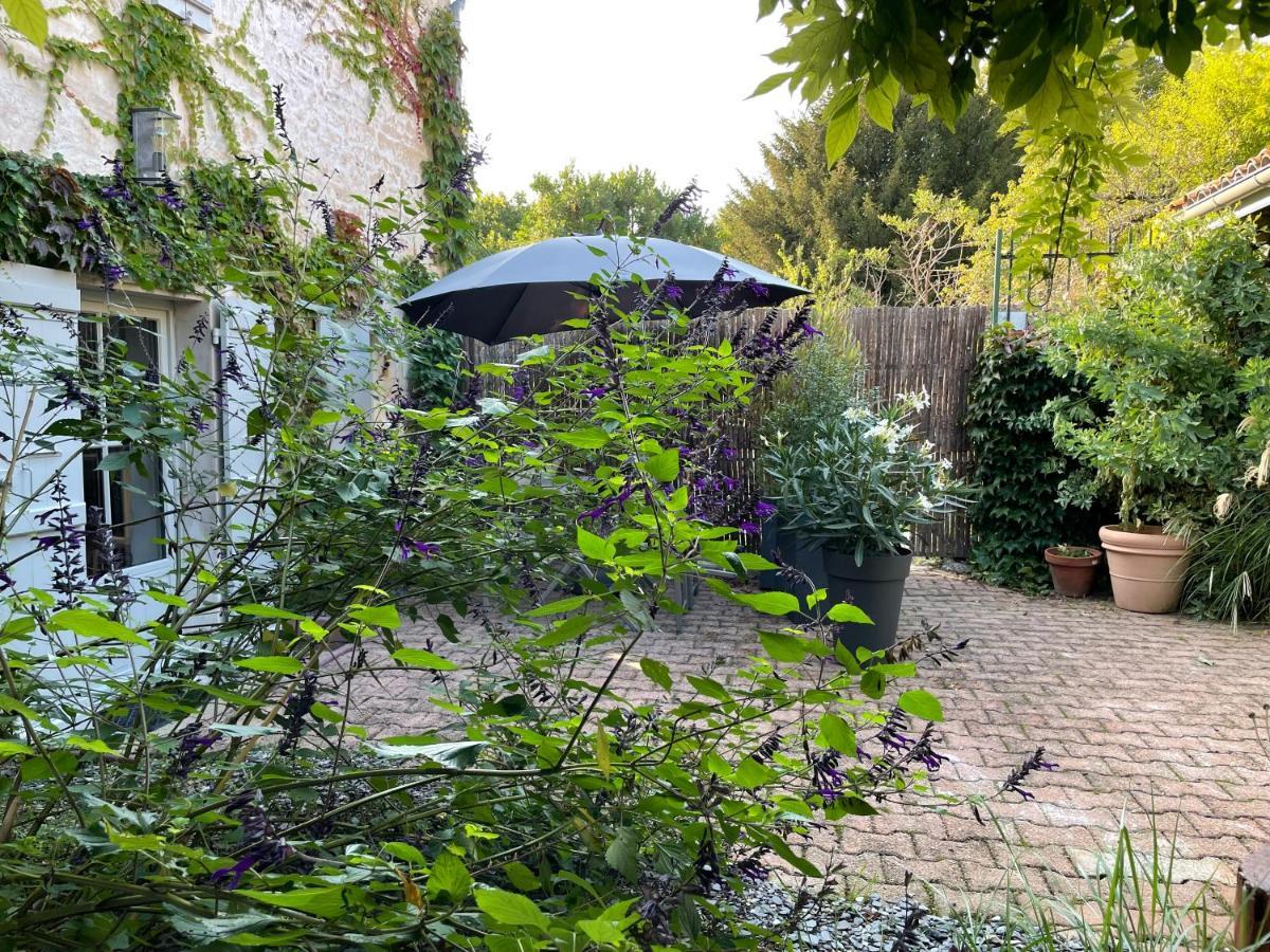 Gite Du Presbytere Port D'Envaux, Ravissante Maison De Charme ภายนอก รูปภาพ
