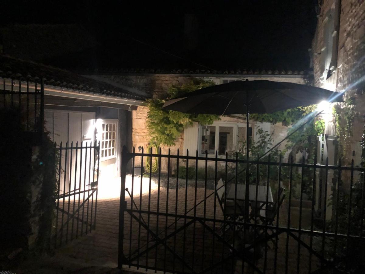 Gite Du Presbytere Port D'Envaux, Ravissante Maison De Charme ภายนอก รูปภาพ