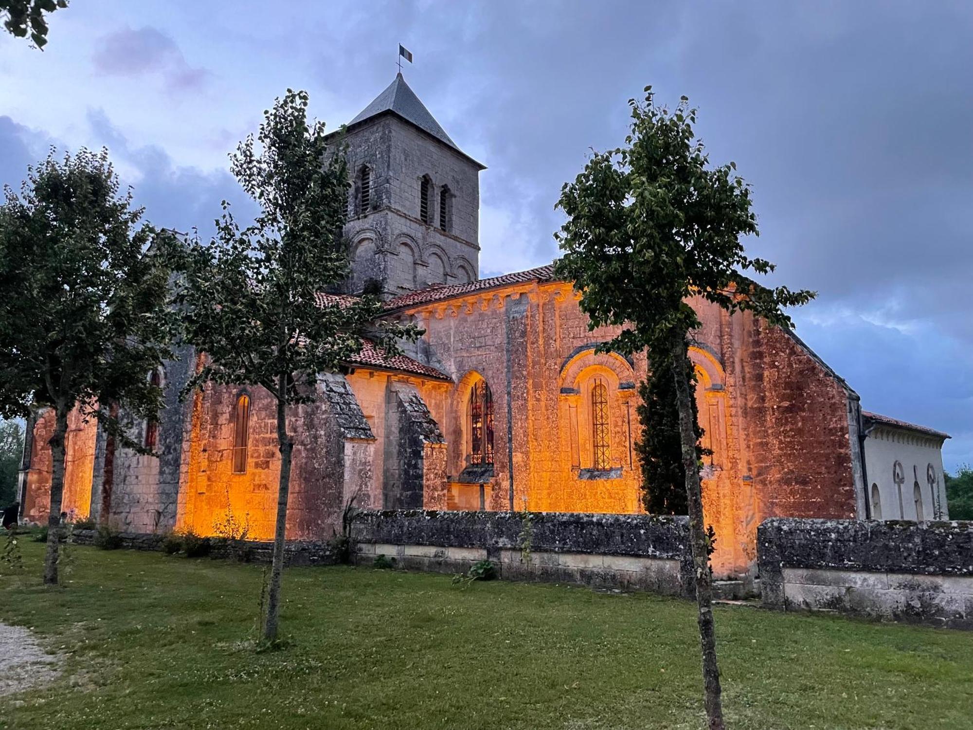 Gite Du Presbytere Port D'Envaux, Ravissante Maison De Charme ภายนอก รูปภาพ